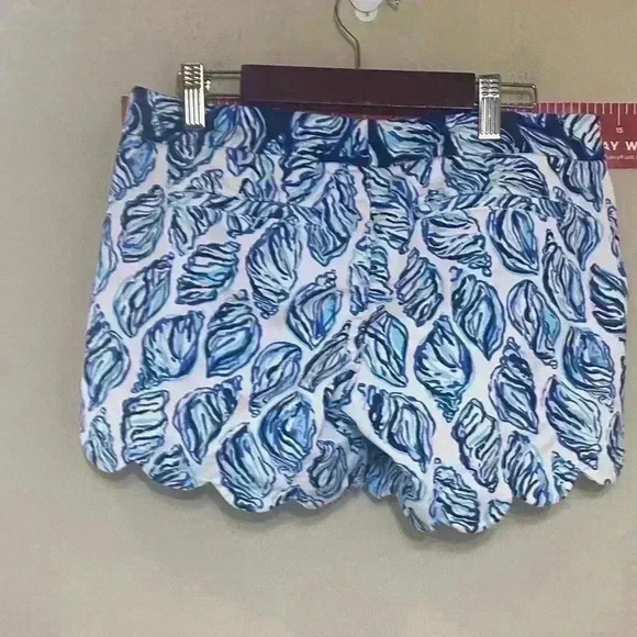 Lilly Pulitzer Seashell 5" Buttercup Stretch Shorts Size 00 with scalloped hem - Picture 2 of 4